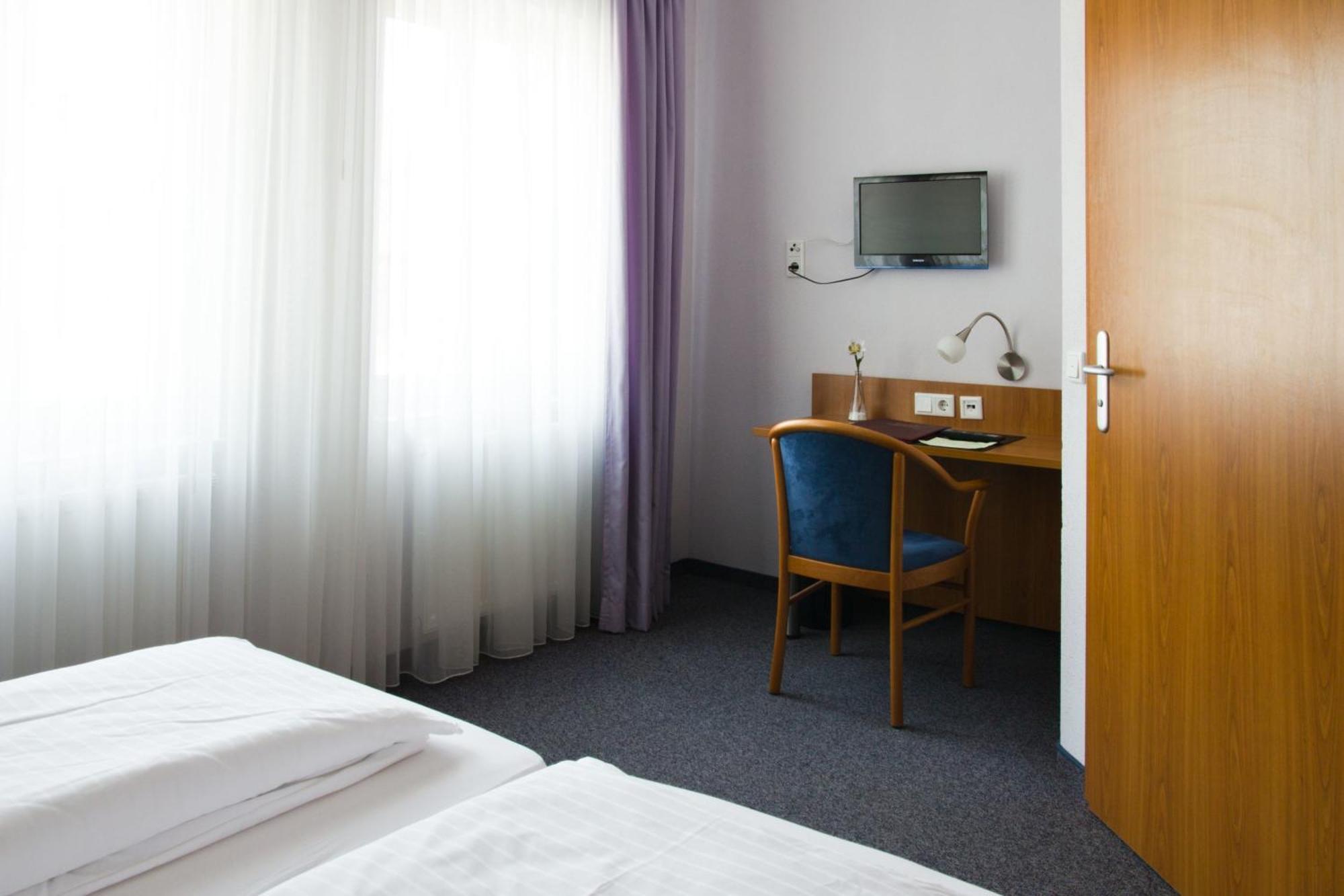 Gaestehaus Zur Kurve Hotel Zirndorf Room photo