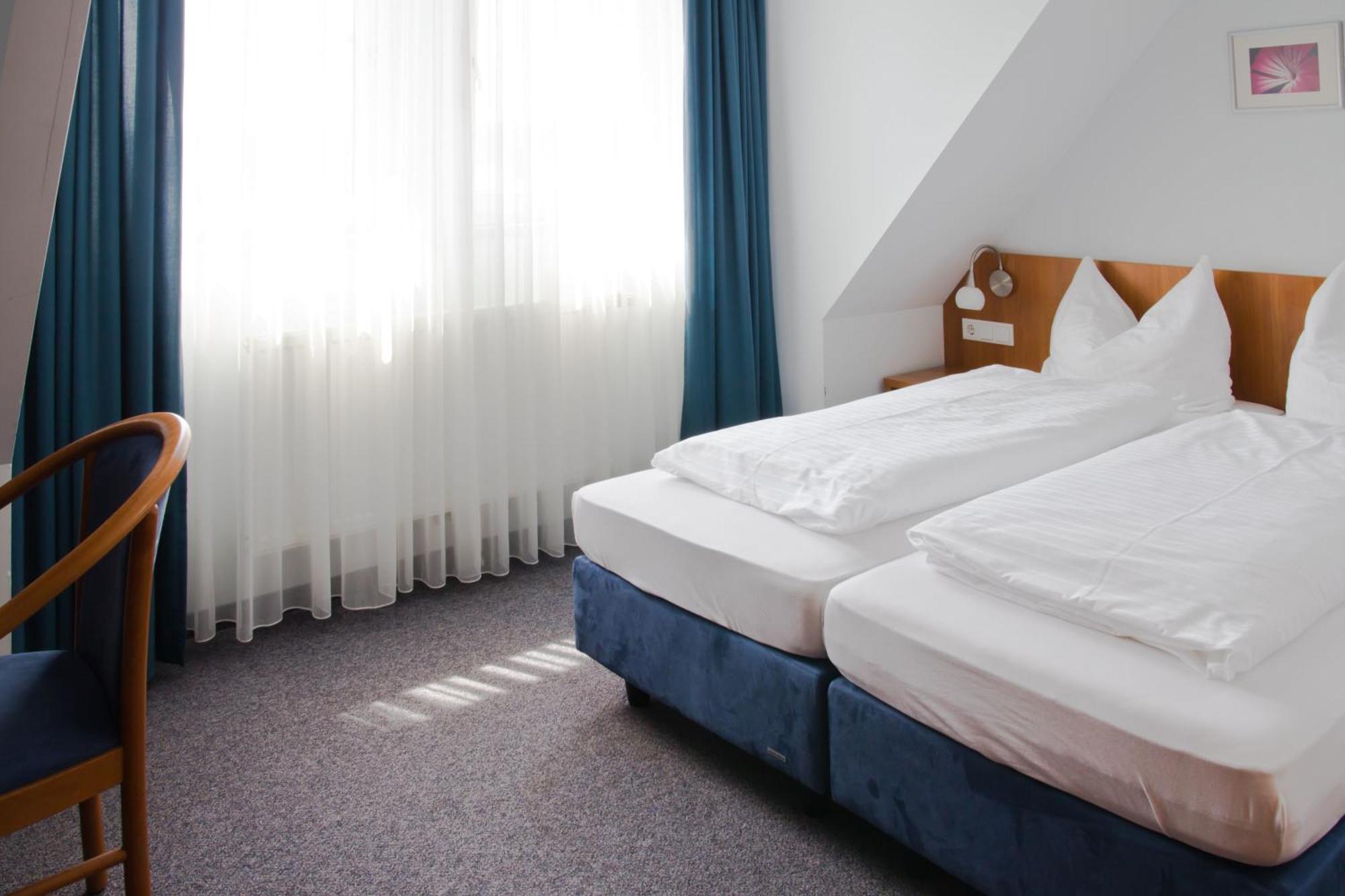 Gaestehaus Zur Kurve Zirndorf Room photo