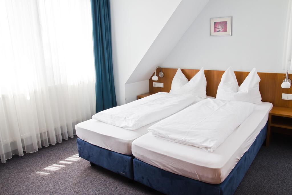 Gaestehaus Zur Kurve Hotel Zirndorf Room photo