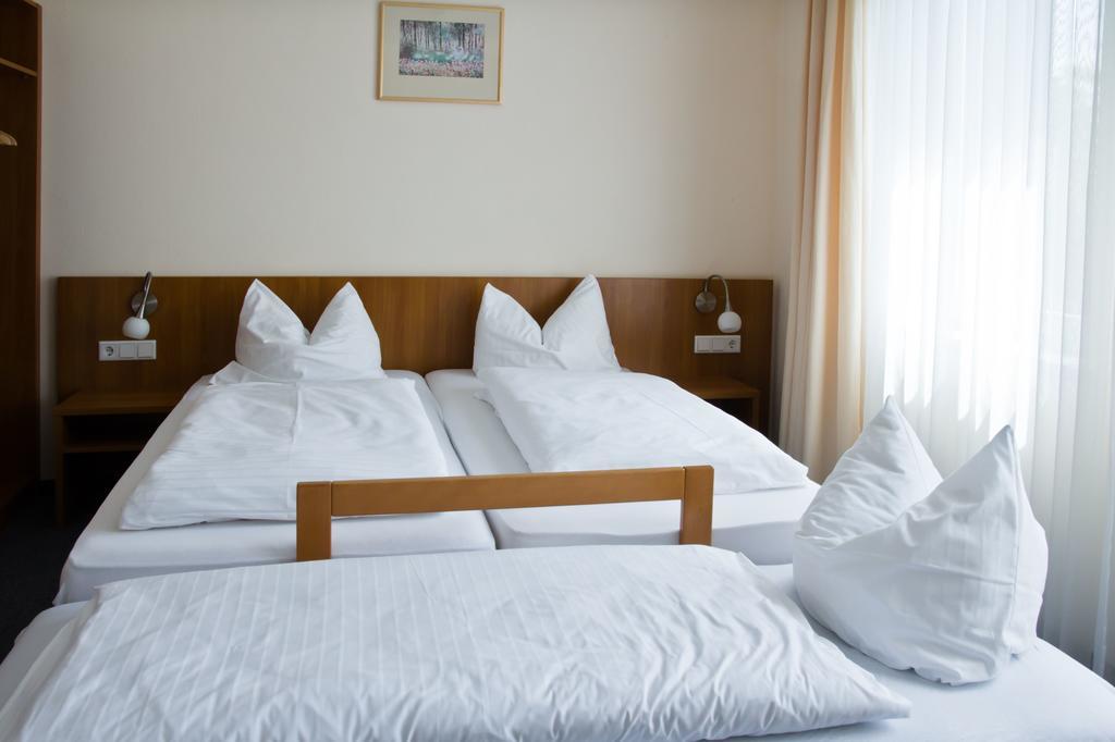 Gaestehaus Zur Kurve Zirndorf Room photo
